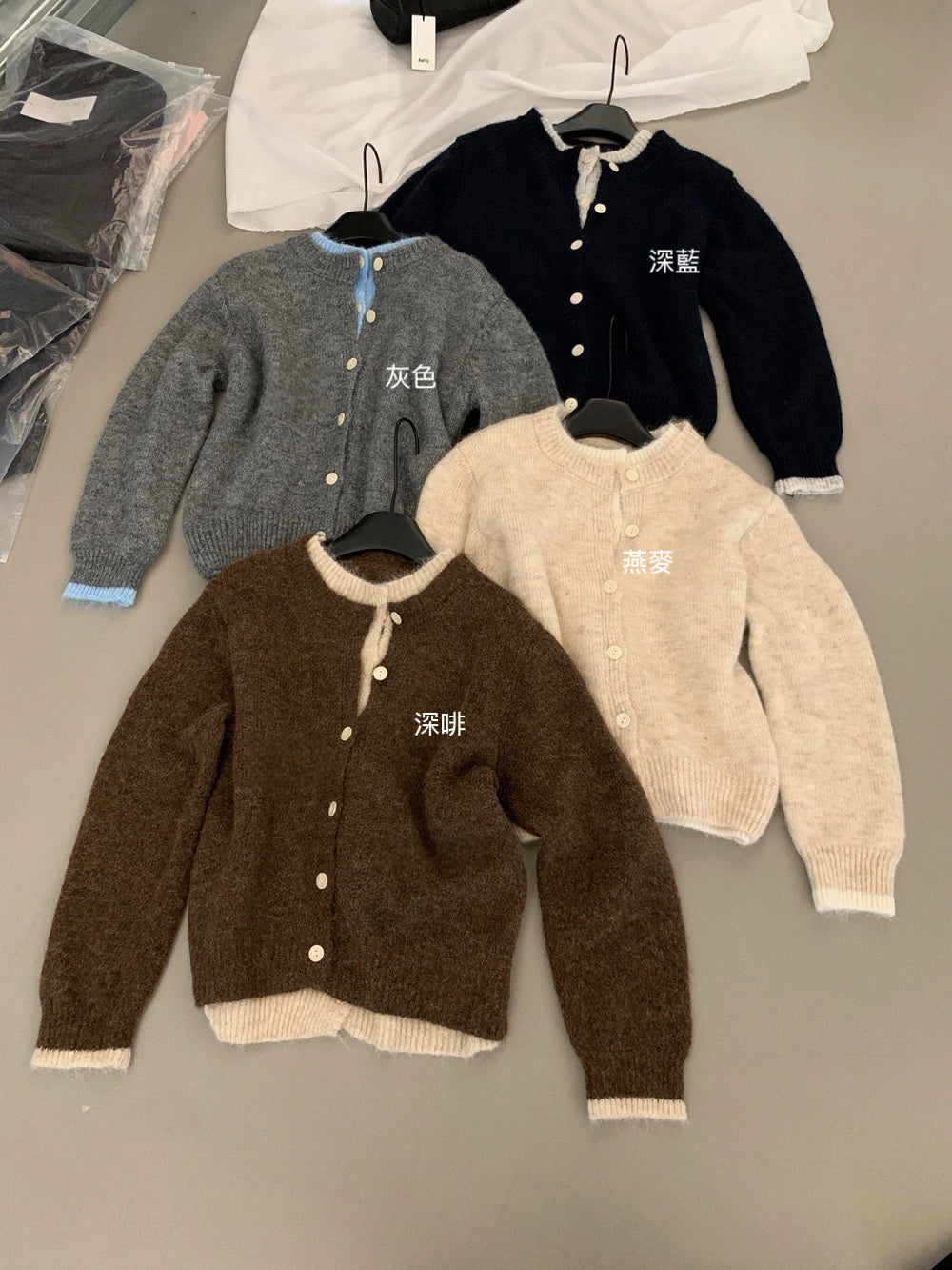 C82 / 撞色假兩件排扣圓領冷外套(8%WOOL)