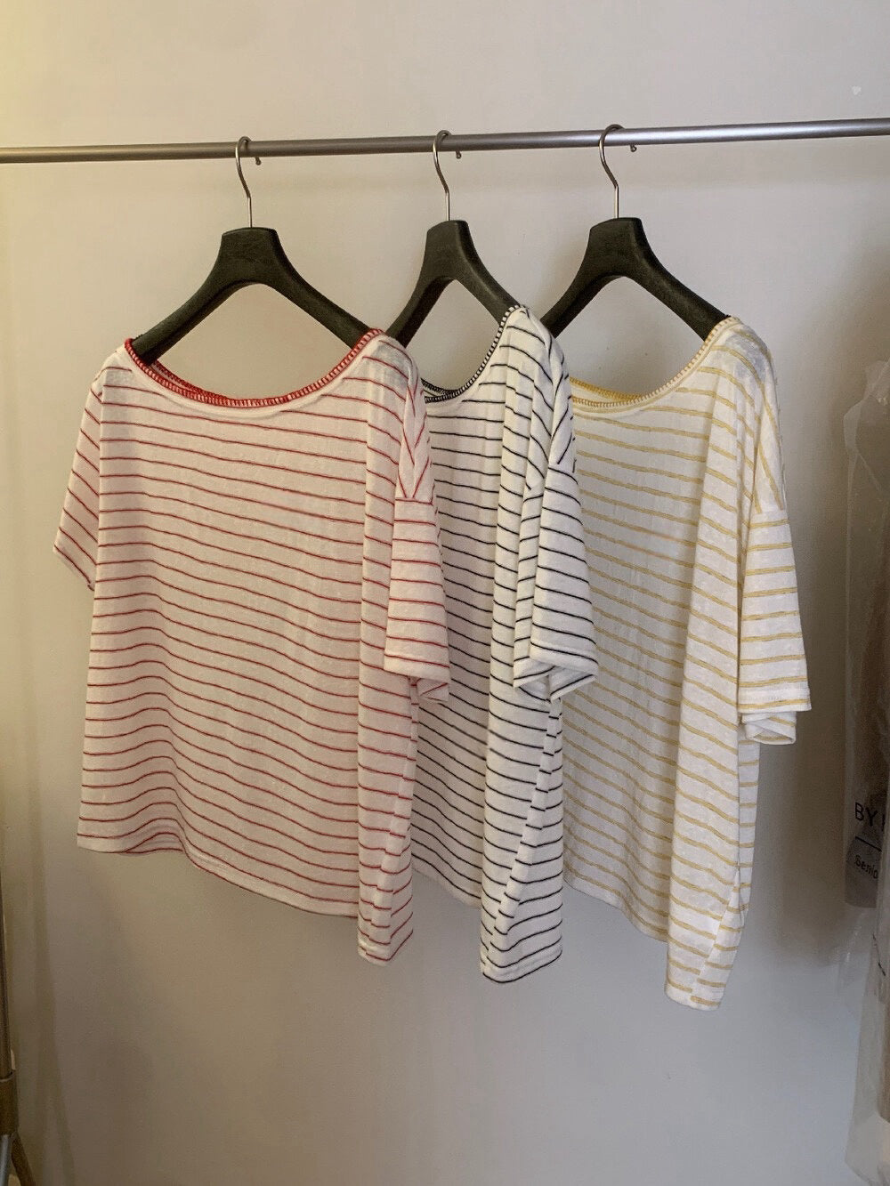 // 撞色鎖邊縫線斜領間條TEE