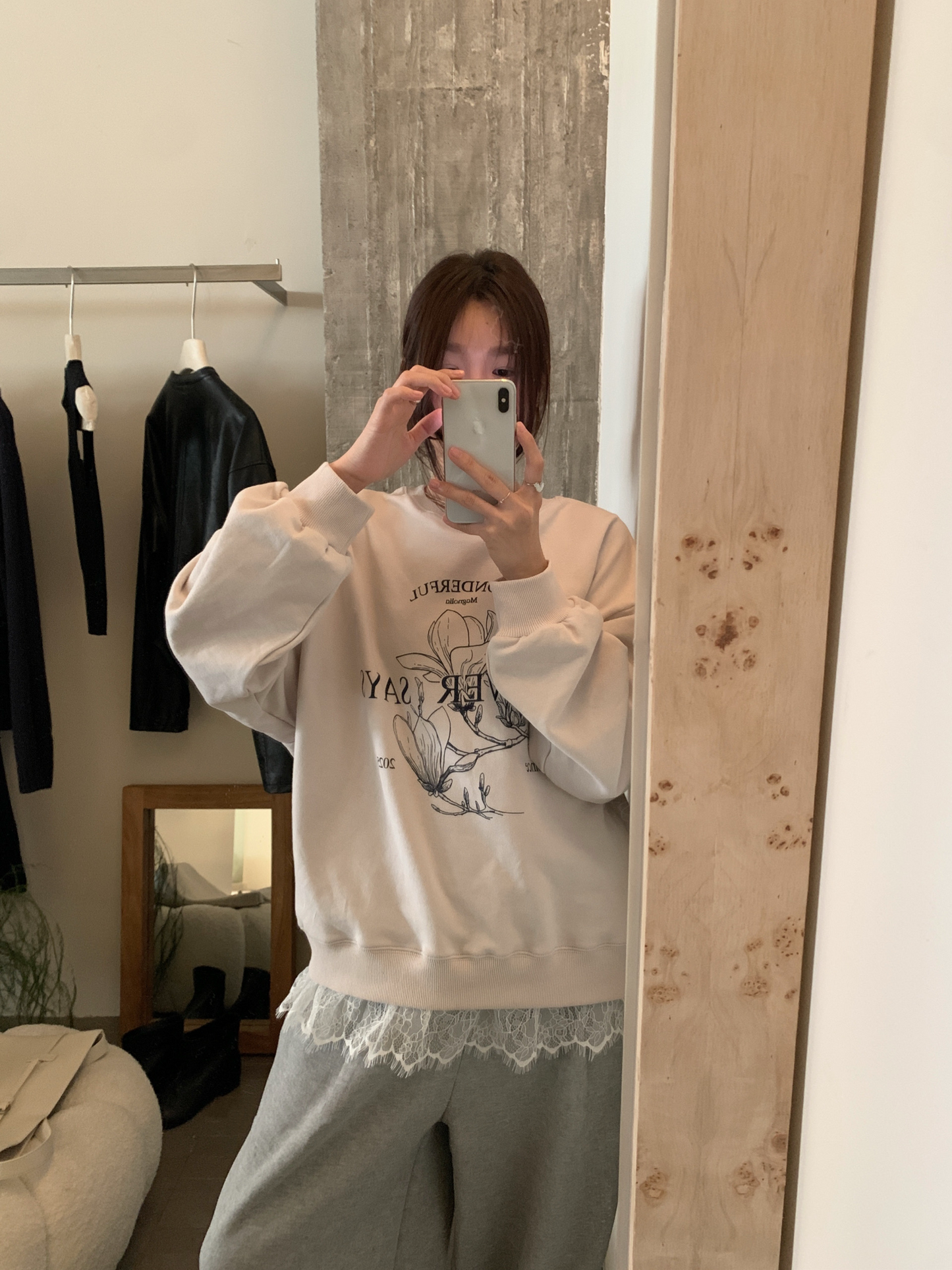 // 拼接lace腳花花圖案衛衣