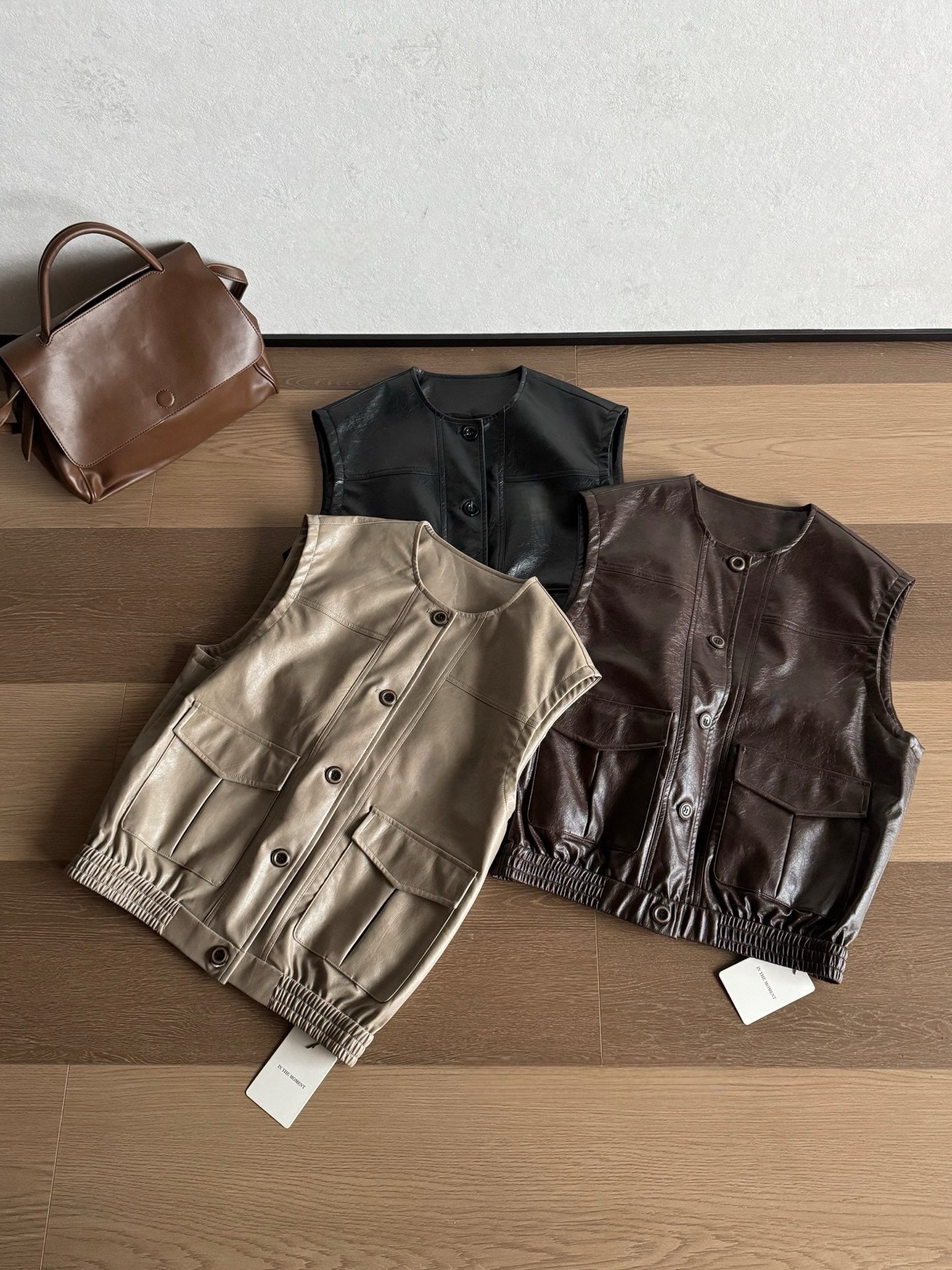 // 超帥圓領口袋彷皮背心外套