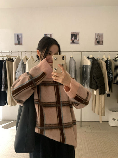 // 慵懶拉絨撞色格紋毛衣