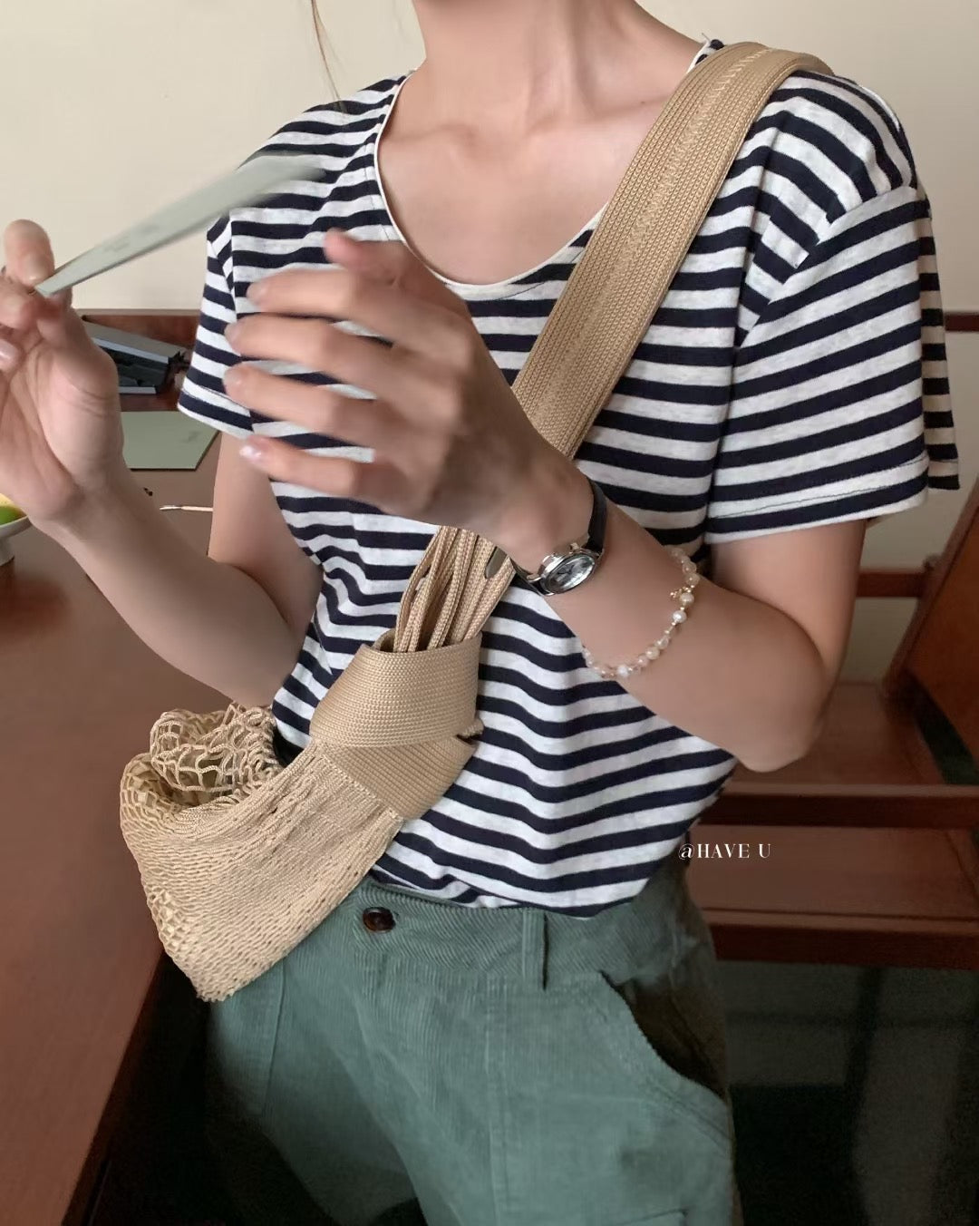 // 基礎U型領口TEE