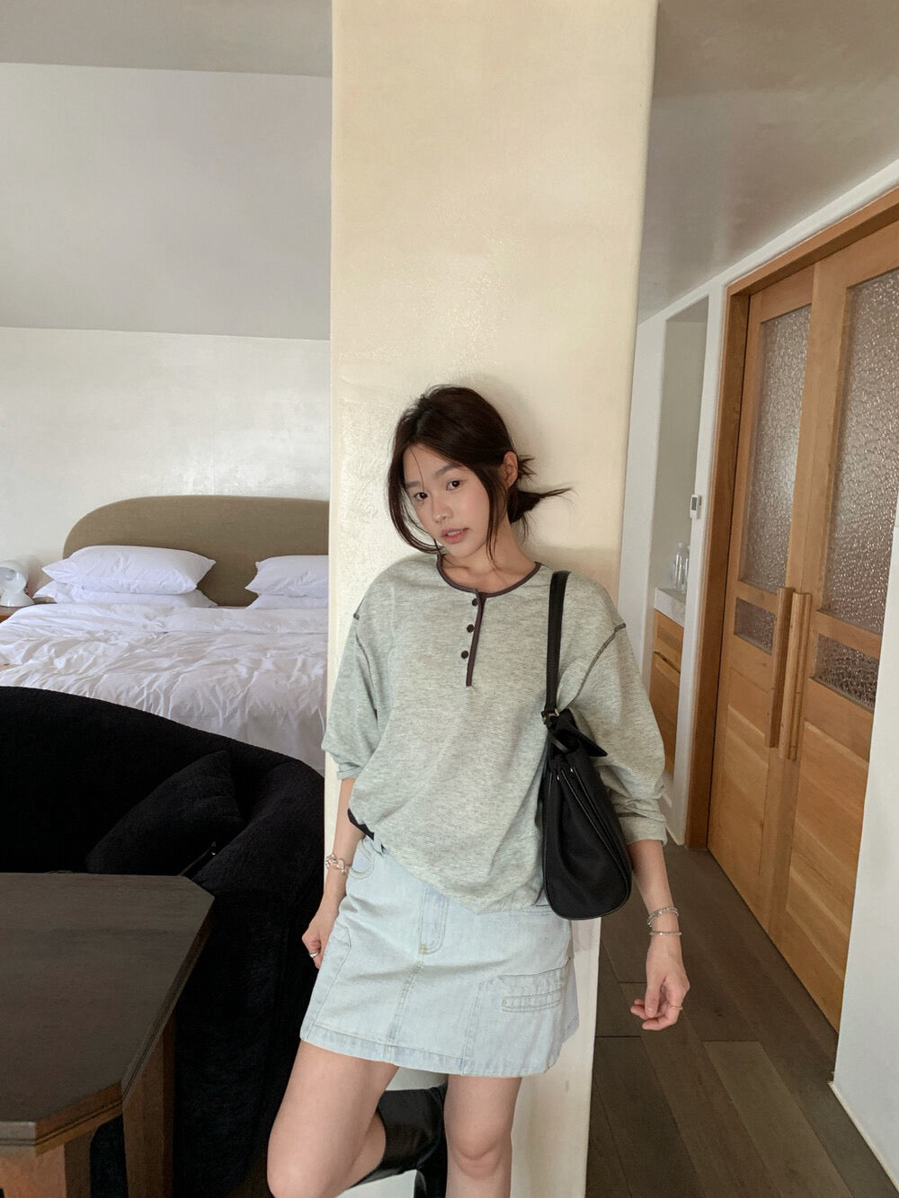 // 撞色及邊縫線亨利領TEE