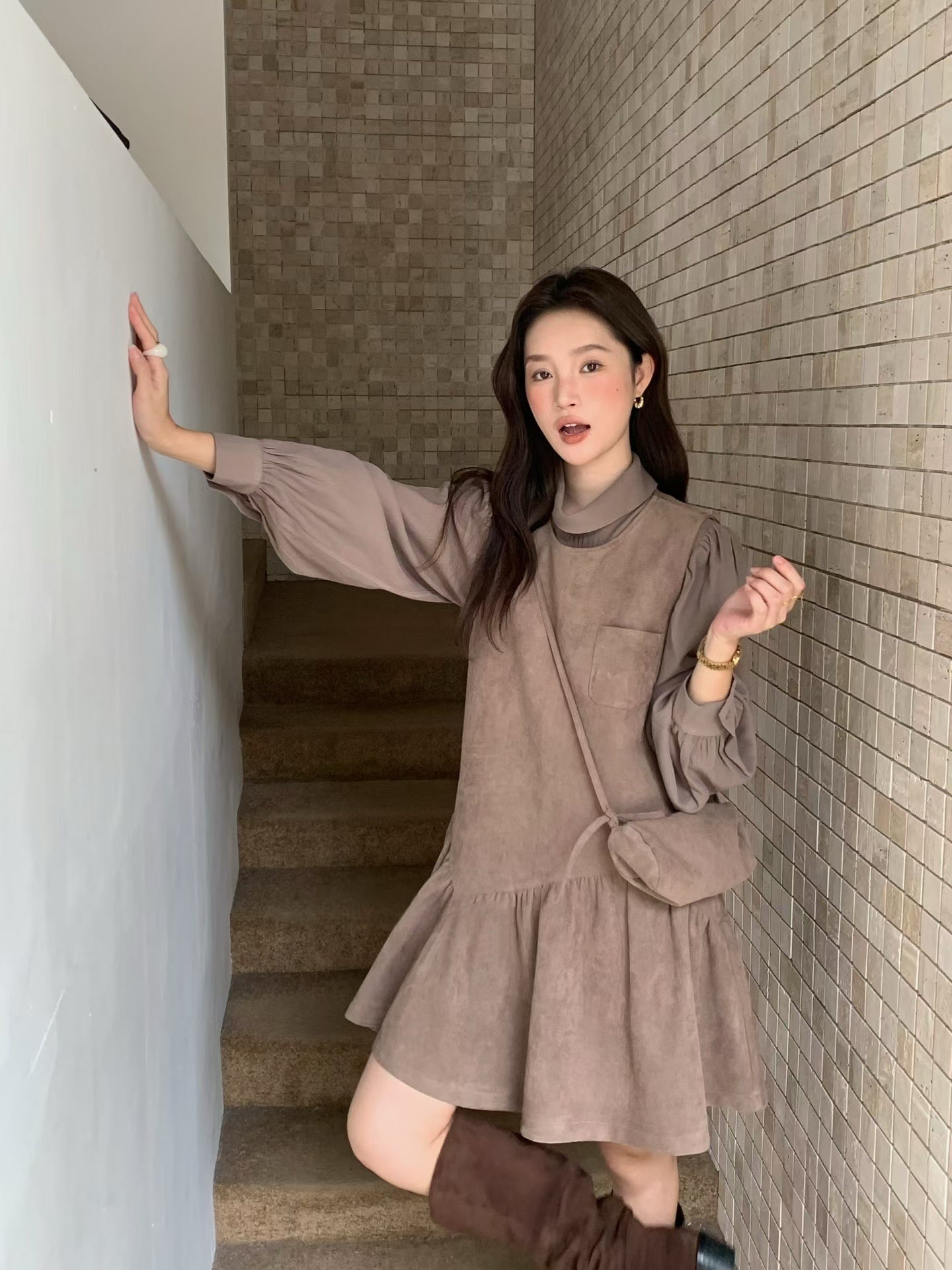 // 壓褶翻領silky BL+麂皮絨荷葉腳背心OPS套裝(連袋仔)