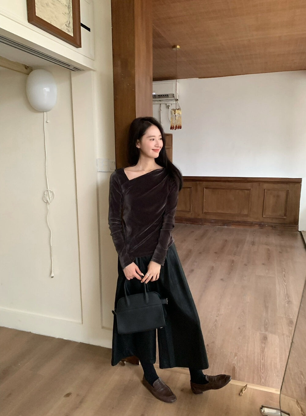 // 氣質斜領口絲絨BL