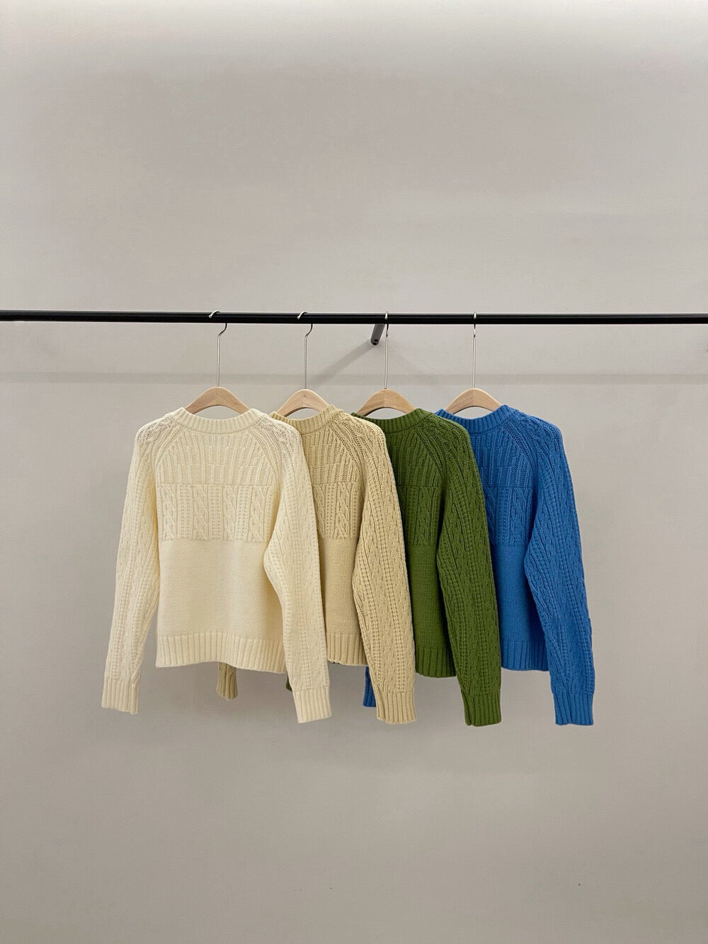 // 復古木鈕半麻花圓領CD