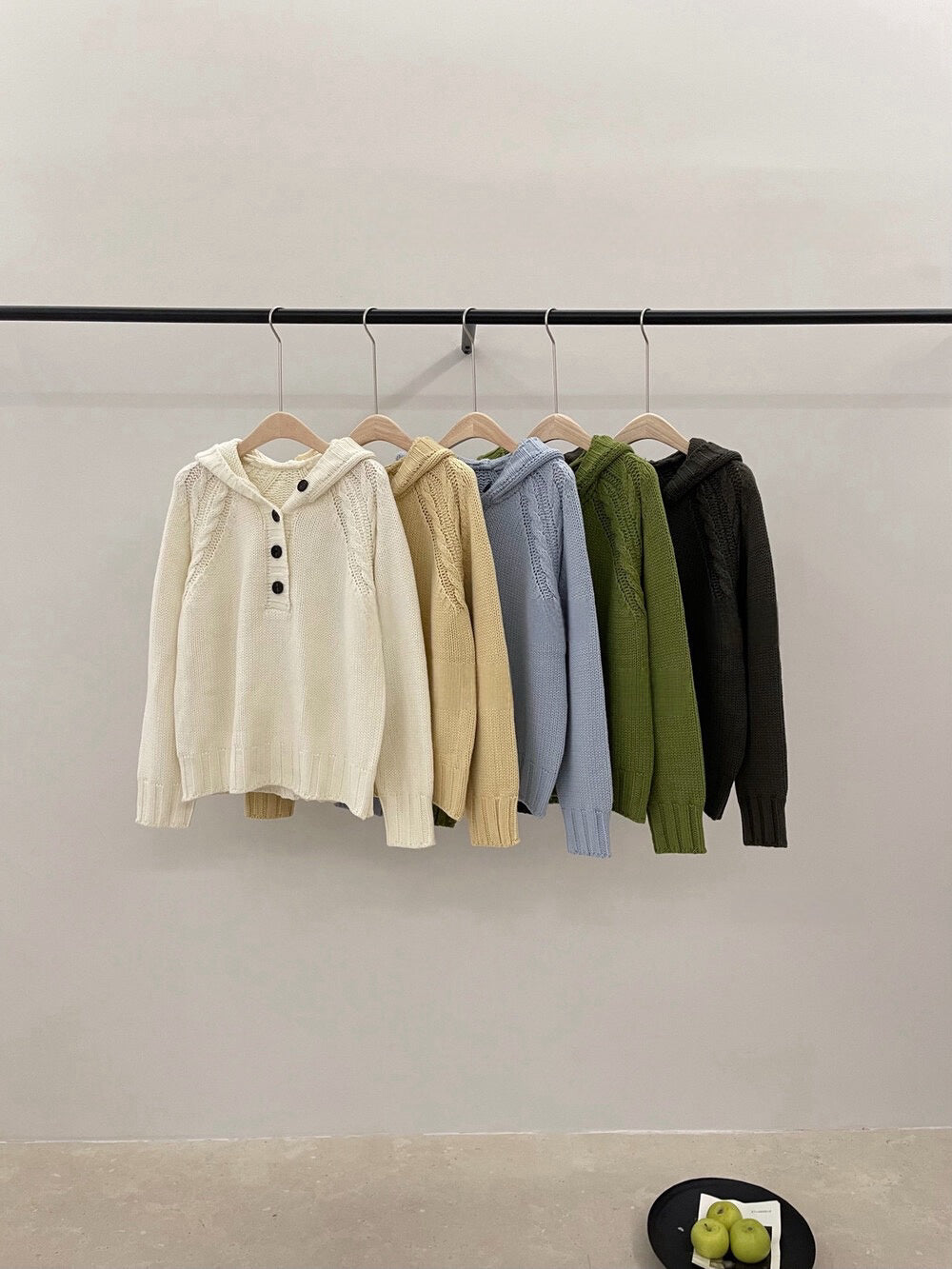 // 麻花肩線半鈕扣連帽慵懶毛衣