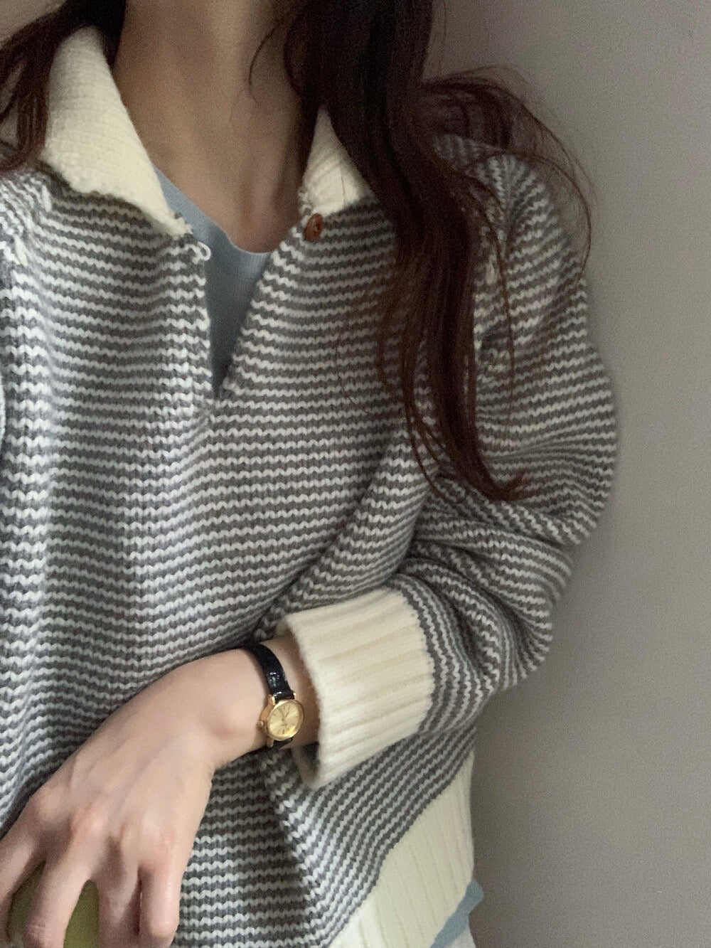 // 設計感撞色領一粒鈕細間條毛衣