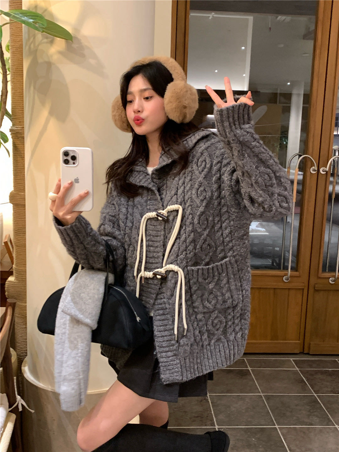 // 超重工牛角鈕麻花連帽中長CD