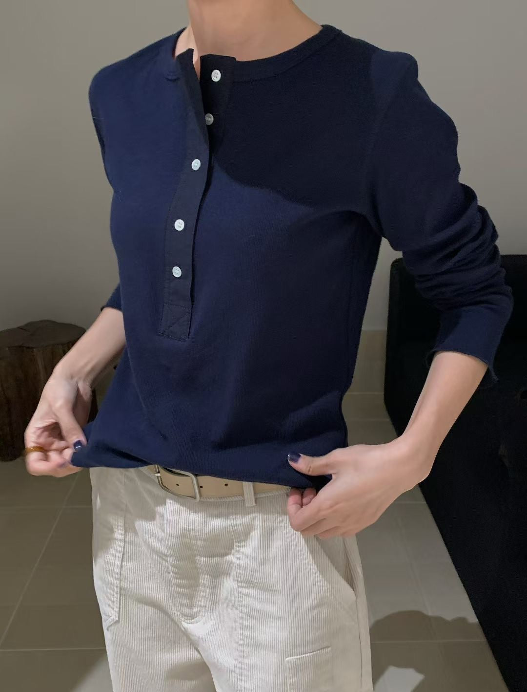 // 小設計半鈕扣基礎款TEE
