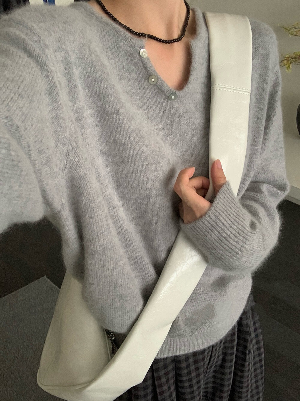 // 50%raccoon+30%cashmere超親膚小V領鈕扣NT