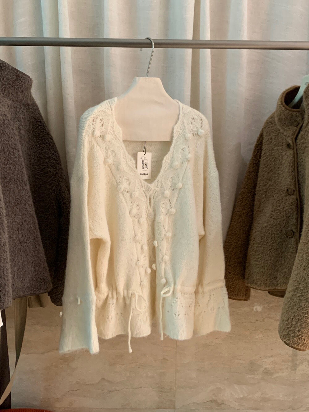 // 法式鈎花設計感抽繩V領立體裝飾CD