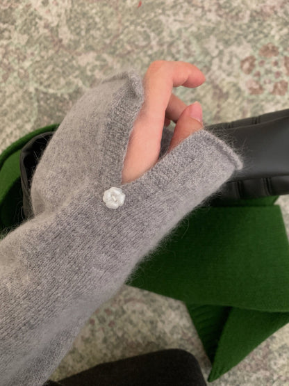 // 45%綿羊毛立領開叉袖花花鈕NT