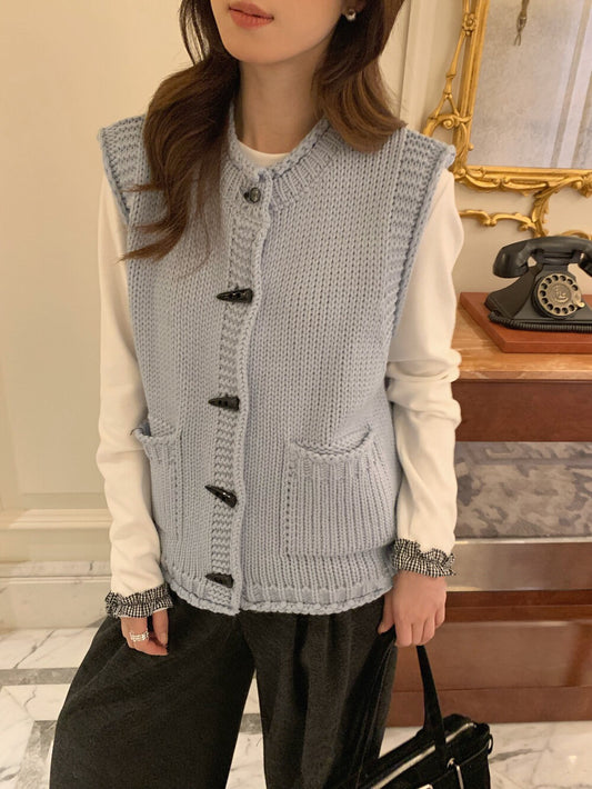 // 疊穿必入牛角鈕卷邊口袋背心馬甲