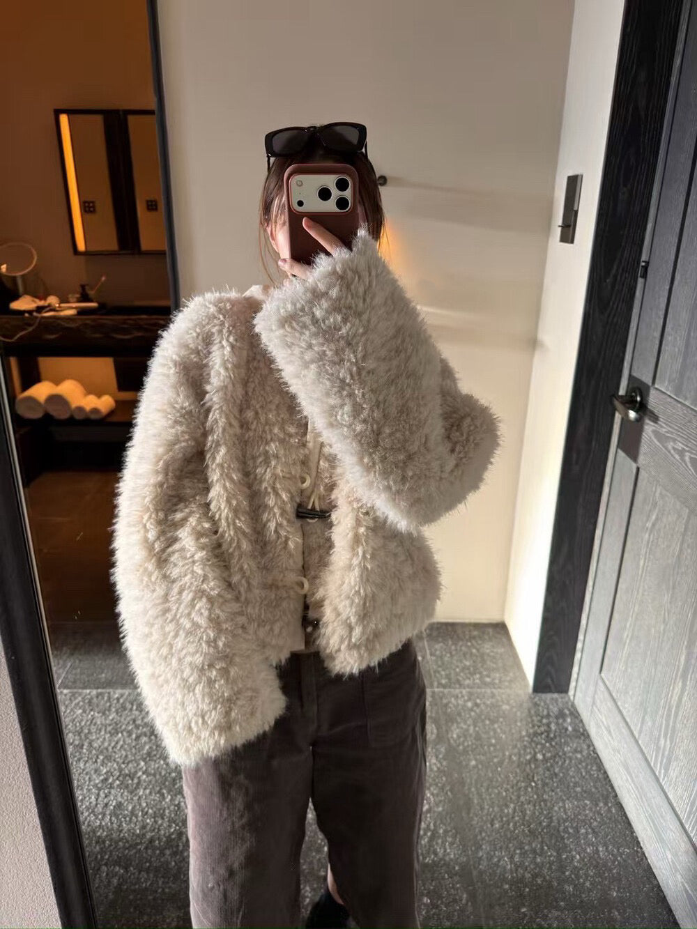 // 手感超好皮毛一體連夾棉帽牛角鈕外套