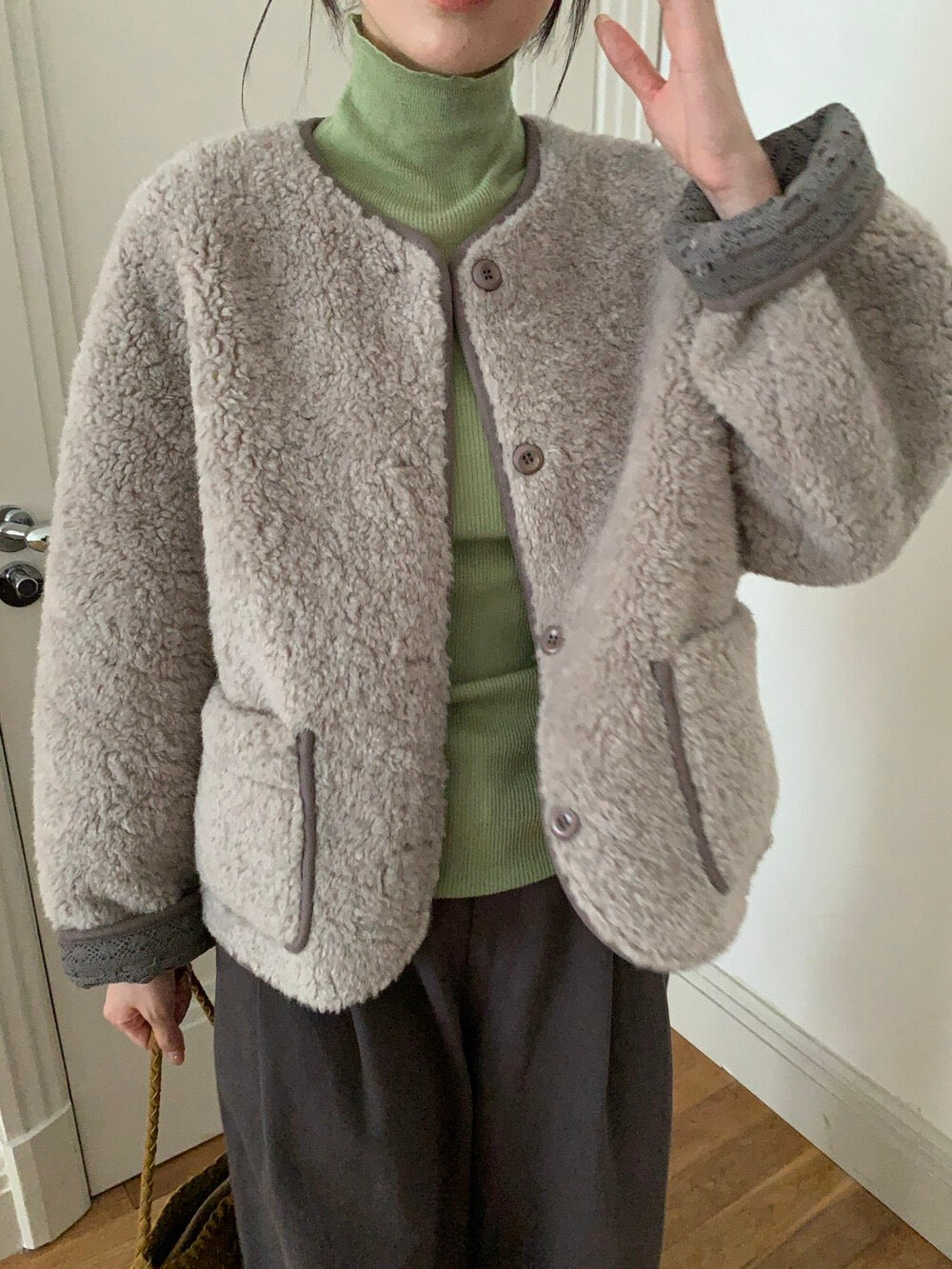 // 袖口翻邊拼lace包邊毛毛外套