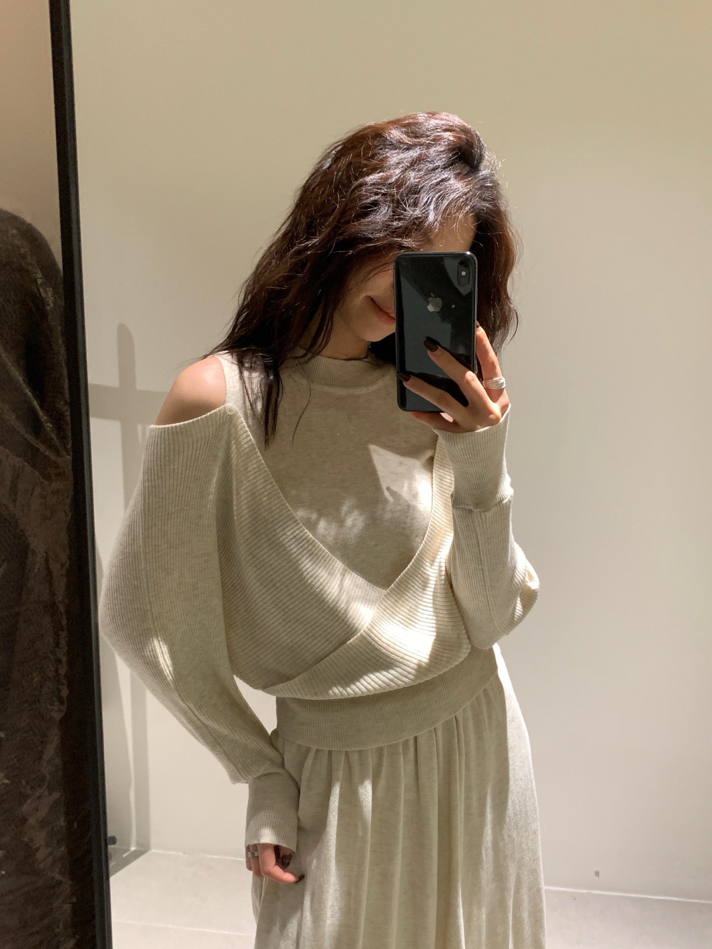 // 設計感交叉露肩針織上衣