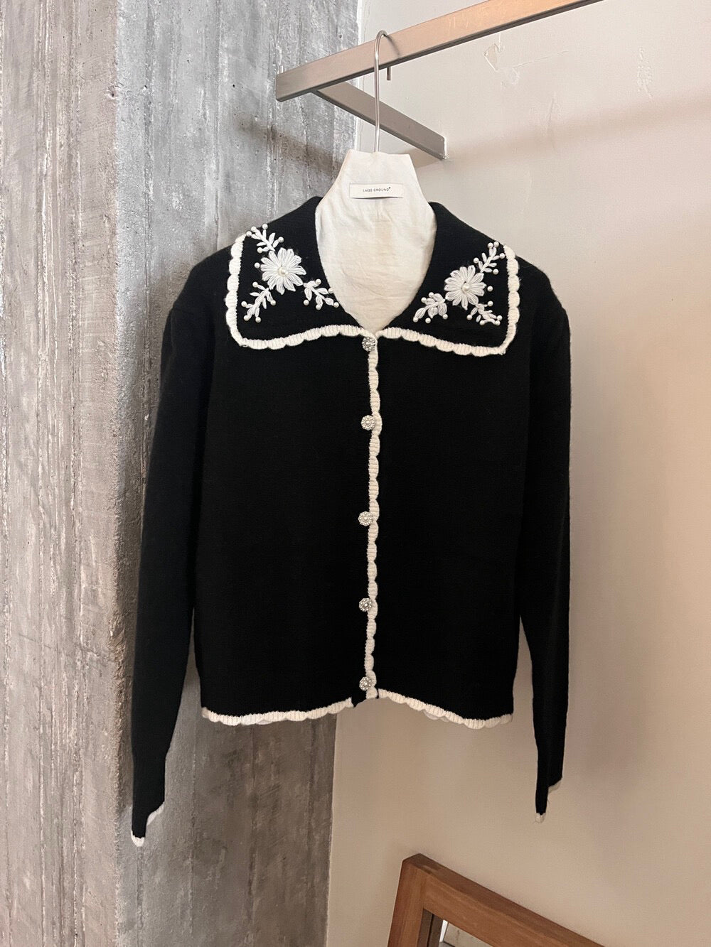 // 撞色包邊+刺繡花翻領珍珠鈕CD