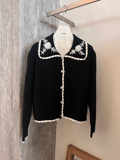 // 撞色包邊+刺繡花翻領珍珠鈕CD