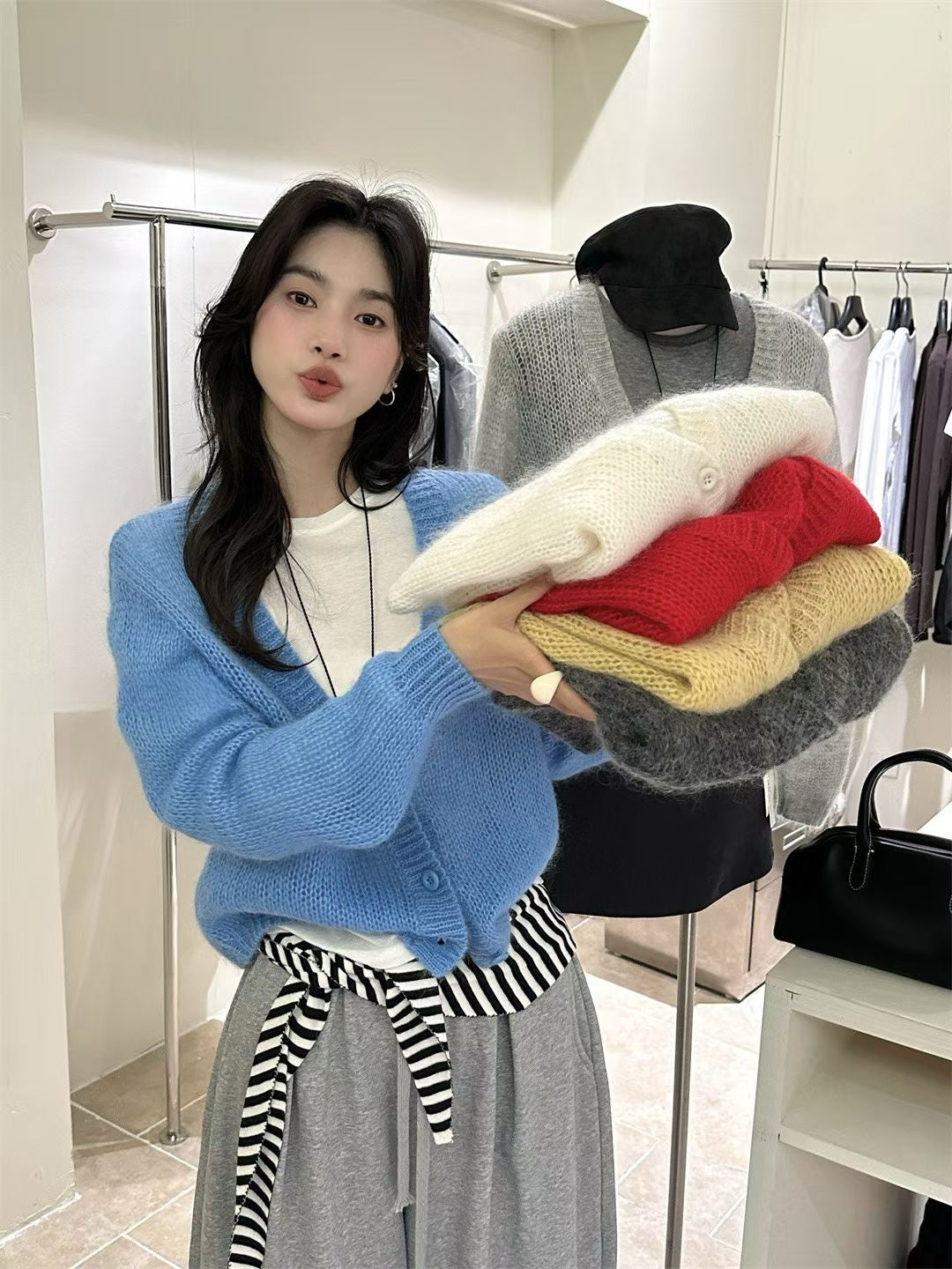 // 柔光馬海毛深V領CD