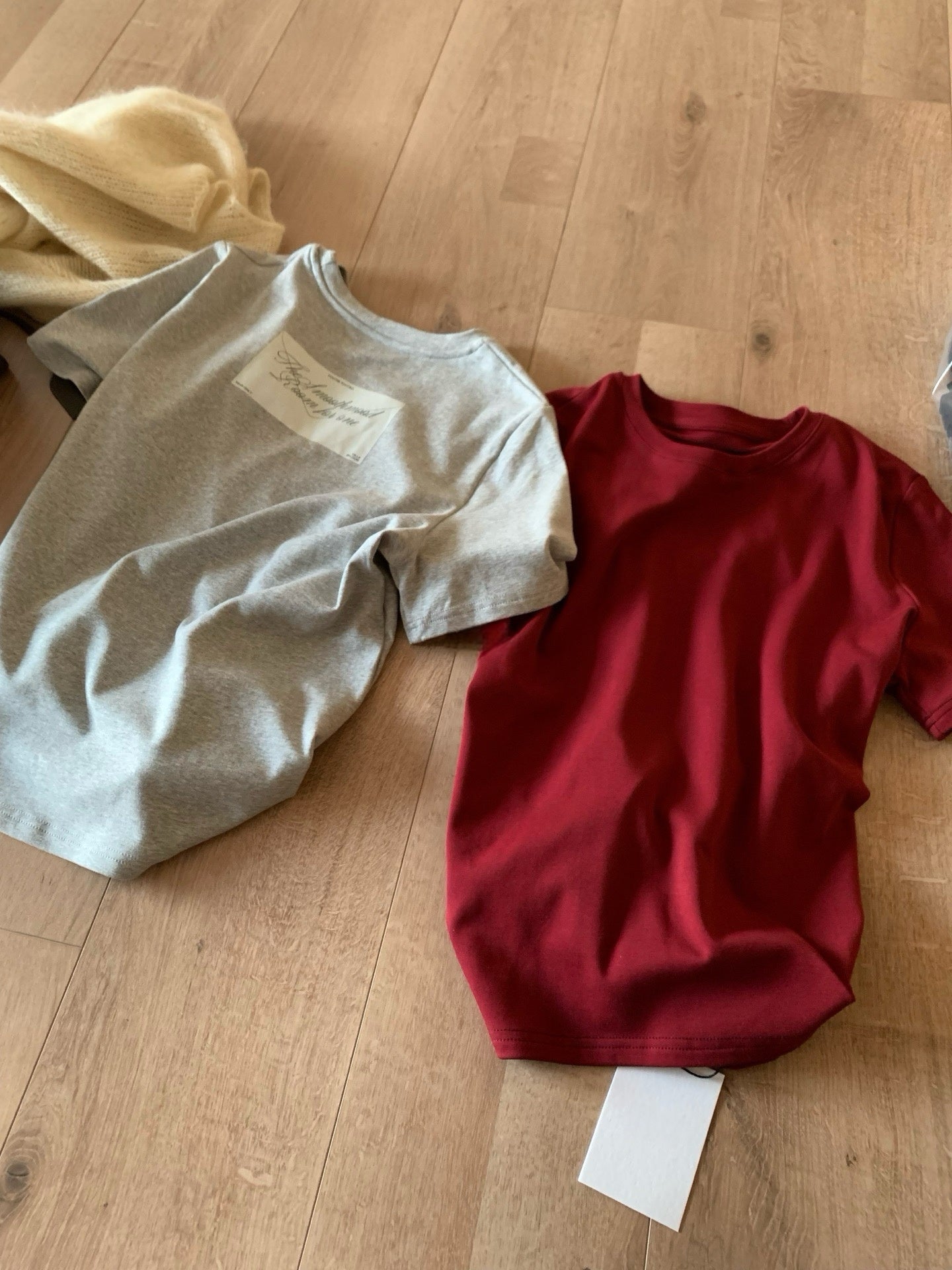 // 後字母拼色正面素色TEE
