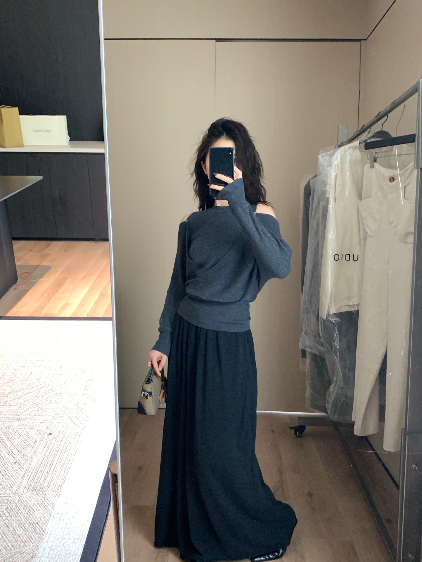 // 設計感交叉露肩針織上衣