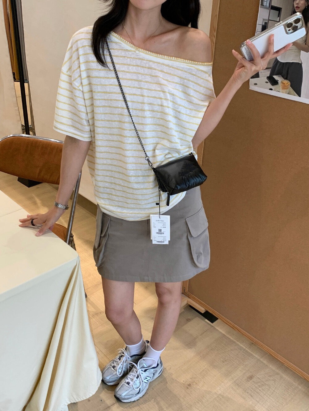 // 撞色鎖邊縫線斜領間條TEE