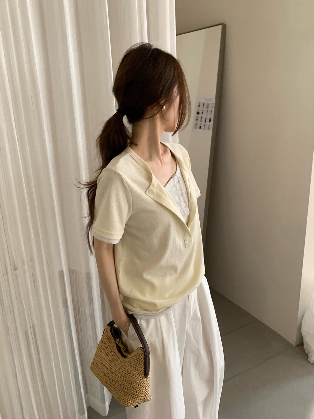 // 設計感假兩件鈕扣TEE
