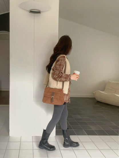 // 拼皮包邊綁結羊羔毛背心