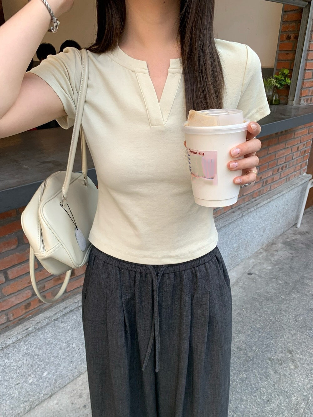 // 小V領正肩棉質TEE