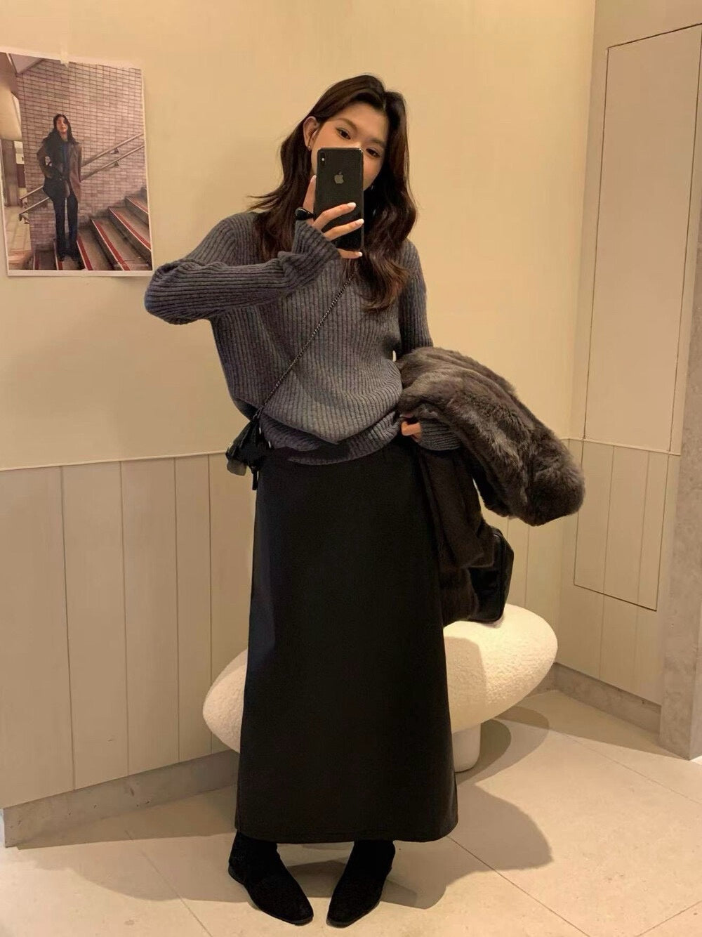 // 啞光質感絨底後開叉皮裙