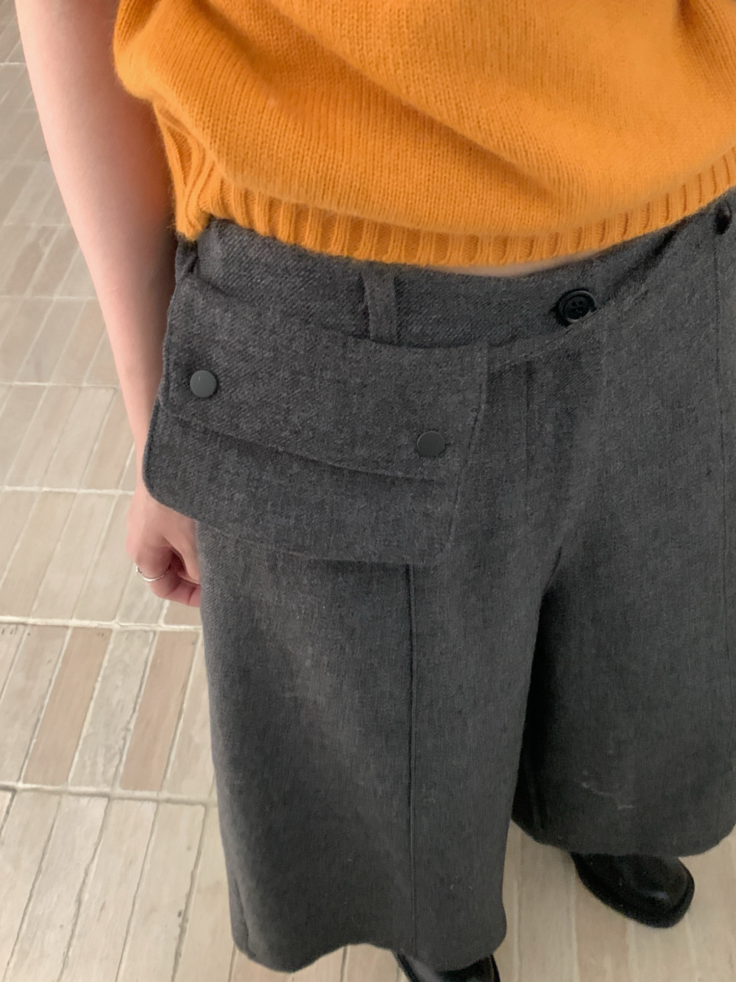 // 連袋仔腰帶八分薄羊呢褲