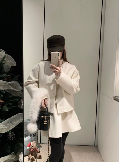 // 氣質薄夾棉圓領外套+壓褶短裙套裝(連毛毛頸巾)