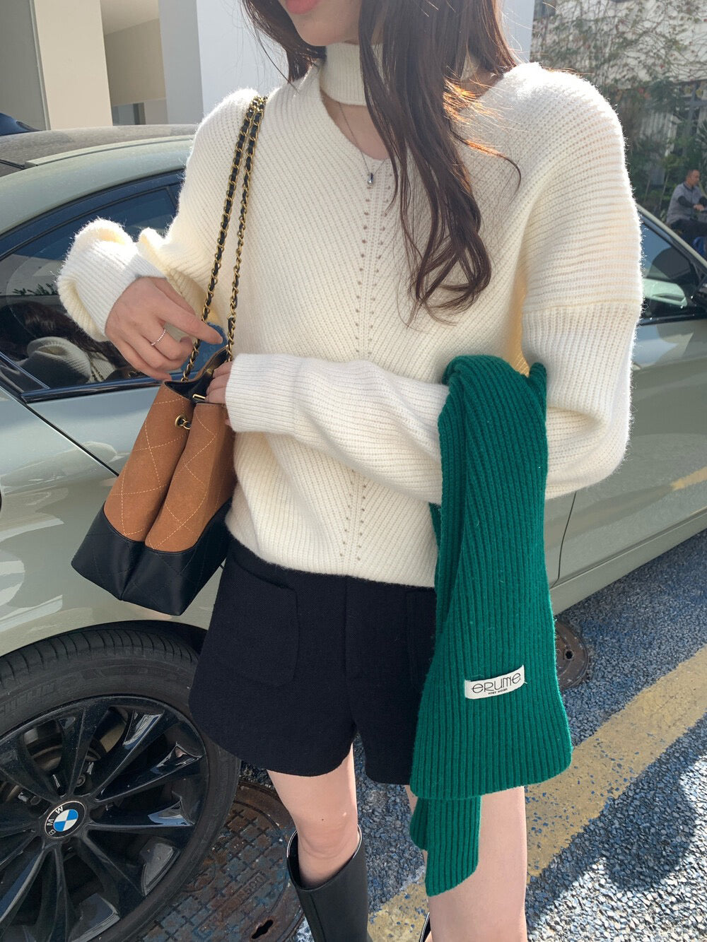 // 溫柔小性感掛頸毛衣