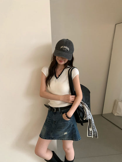 // 不規則鈕扣假兩件撞色V領針織上衣