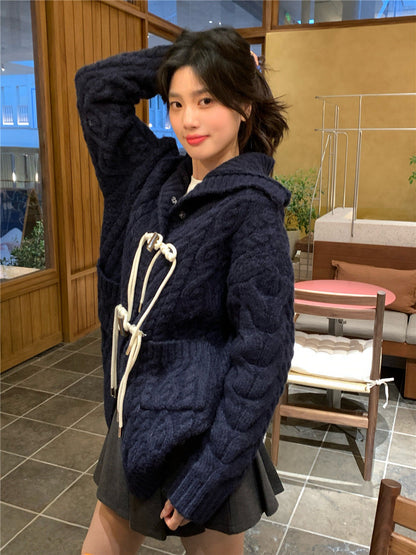 // 超重工牛角鈕麻花連帽中長CD