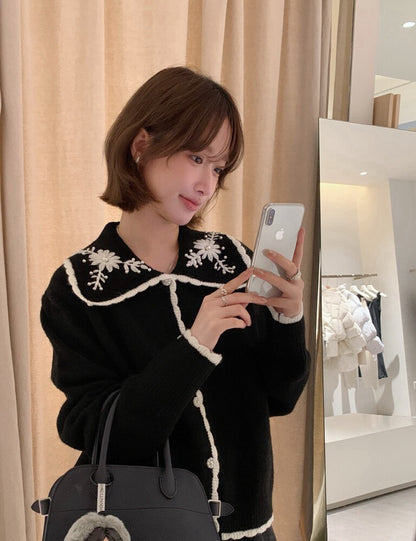 // 撞色包邊+刺繡花翻領珍珠鈕CD