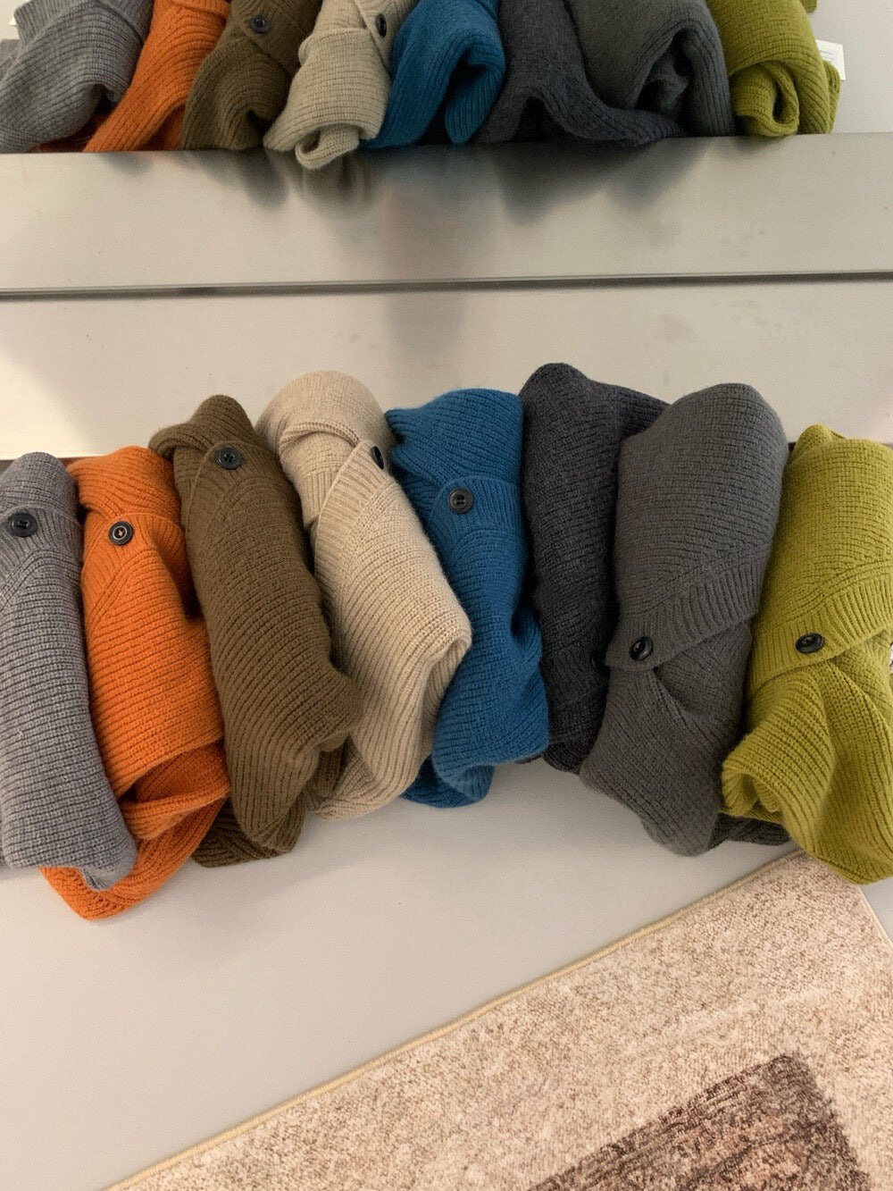 // 設計感交叉側鈕扣深V毛衣