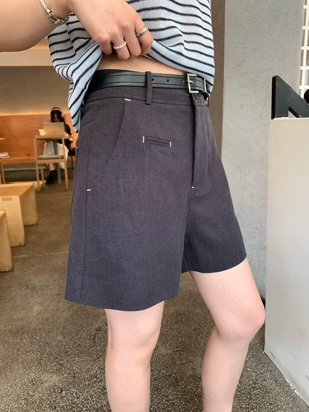 // 撞色小縫線麻質短褲(連腰帶)