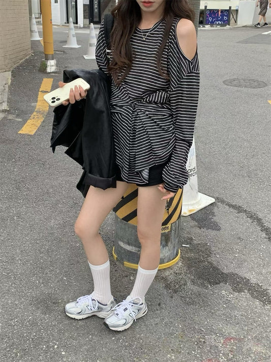 // 兩種穿法小露肩不規則扣鈕間條TEE