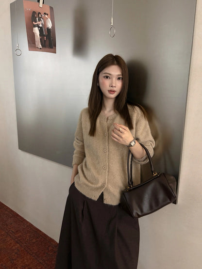 C58 / 慵懶感同色圓鈕扣圓領絨毛感針織外套
