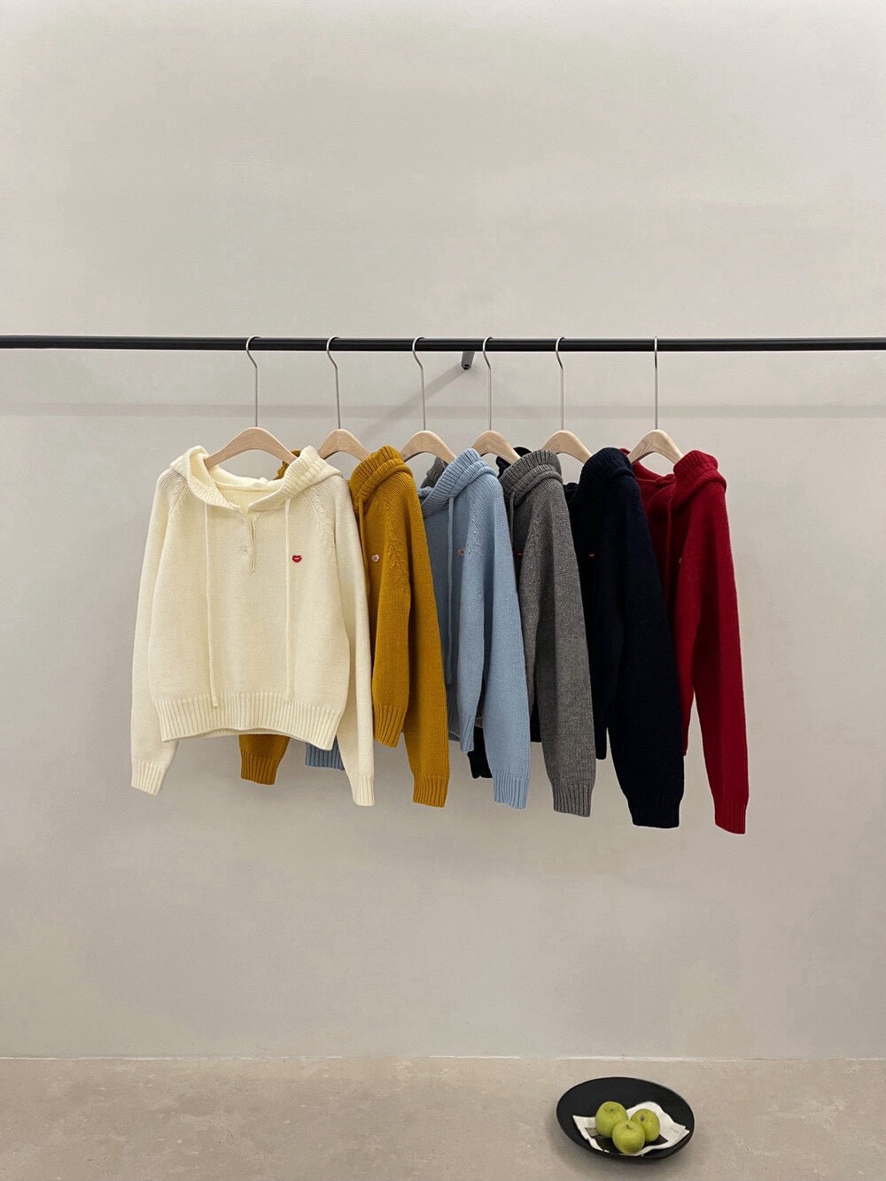 // 精緻花邊帽心心金屬貼牌毛衣