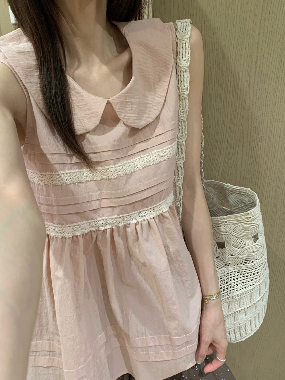 B73 / 娃娃領壓褶lace邊背心BL