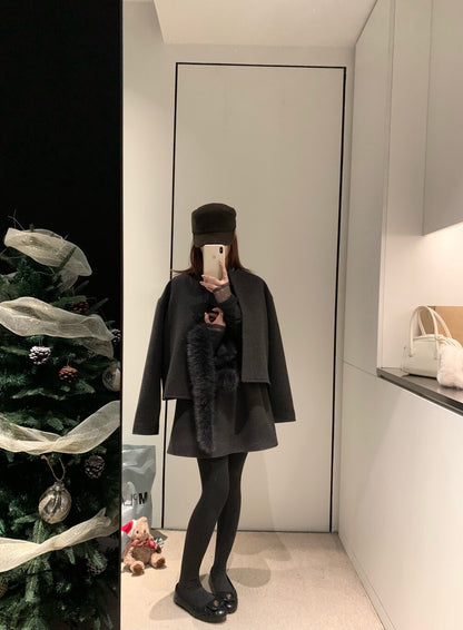 // 氣質薄夾棉圓領外套+壓褶短裙套裝(連毛毛頸巾)