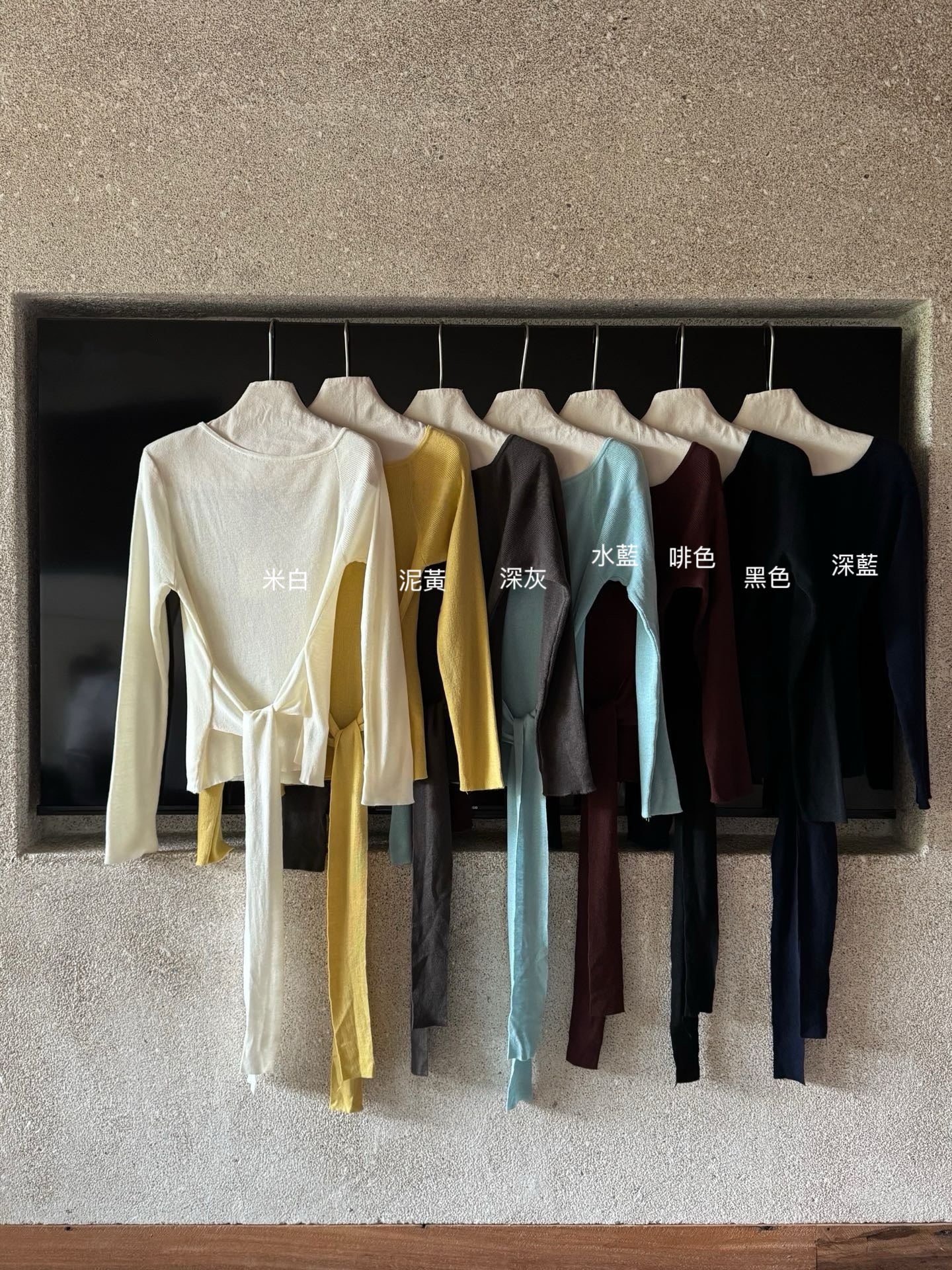 // 高級感可斜肩穿綁帶薄針織上衣