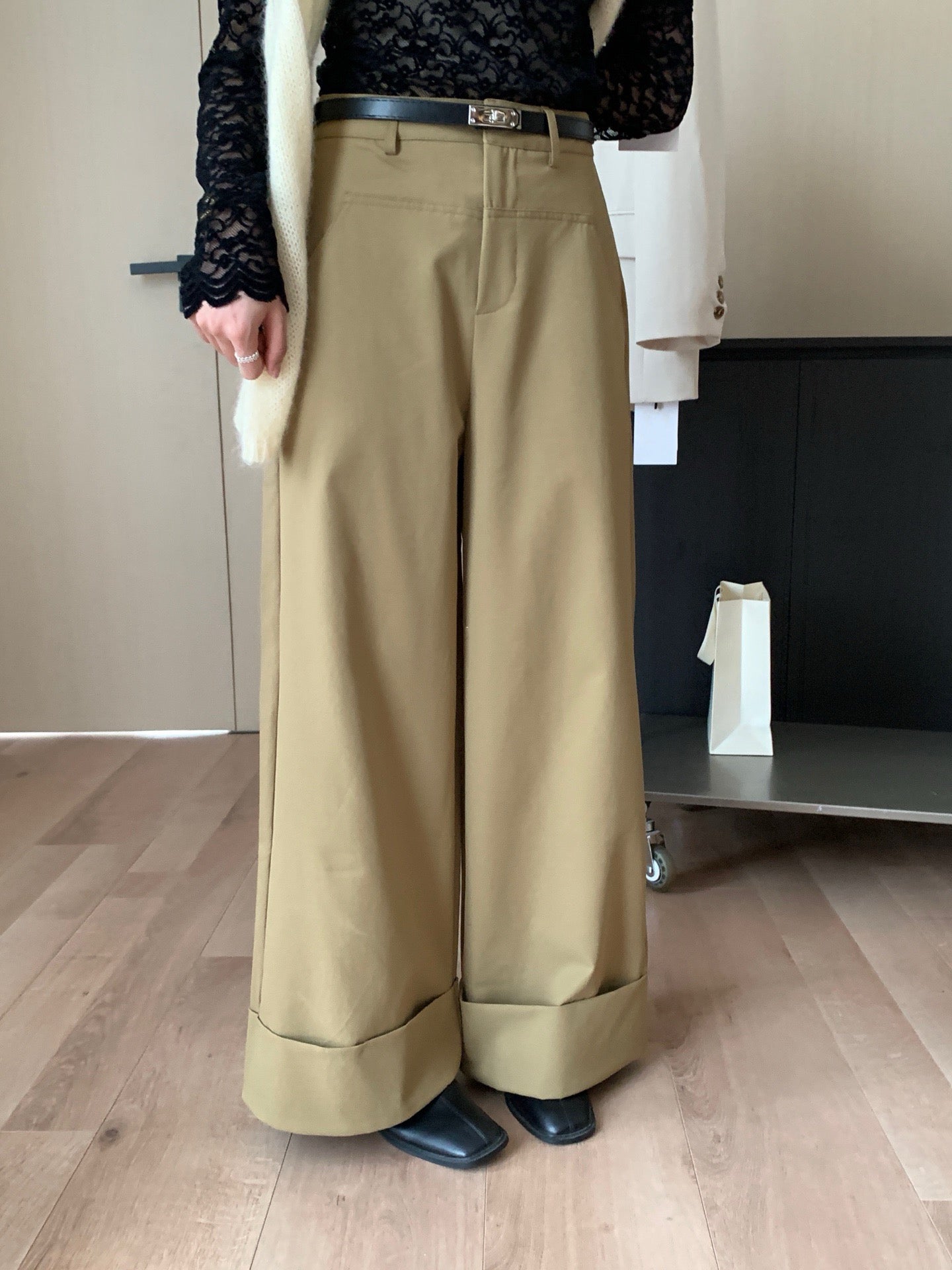 // 氣質連腰帶反褶腳闊褲