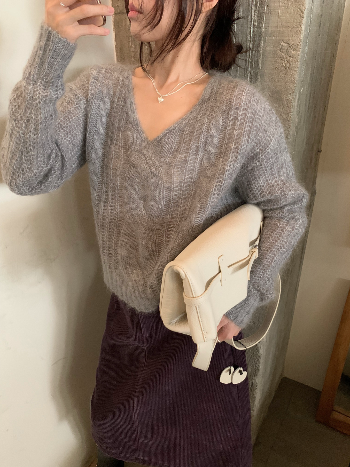 // 馬海毛麻花V領毛衣