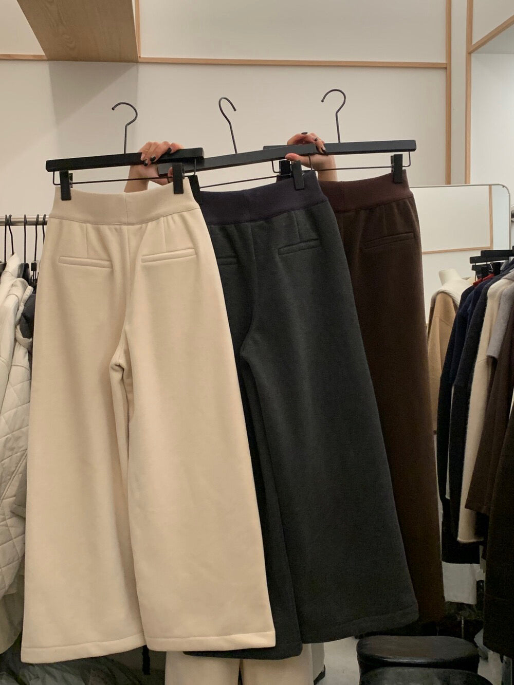 // 親膚牛奶感絨感羊毛褲