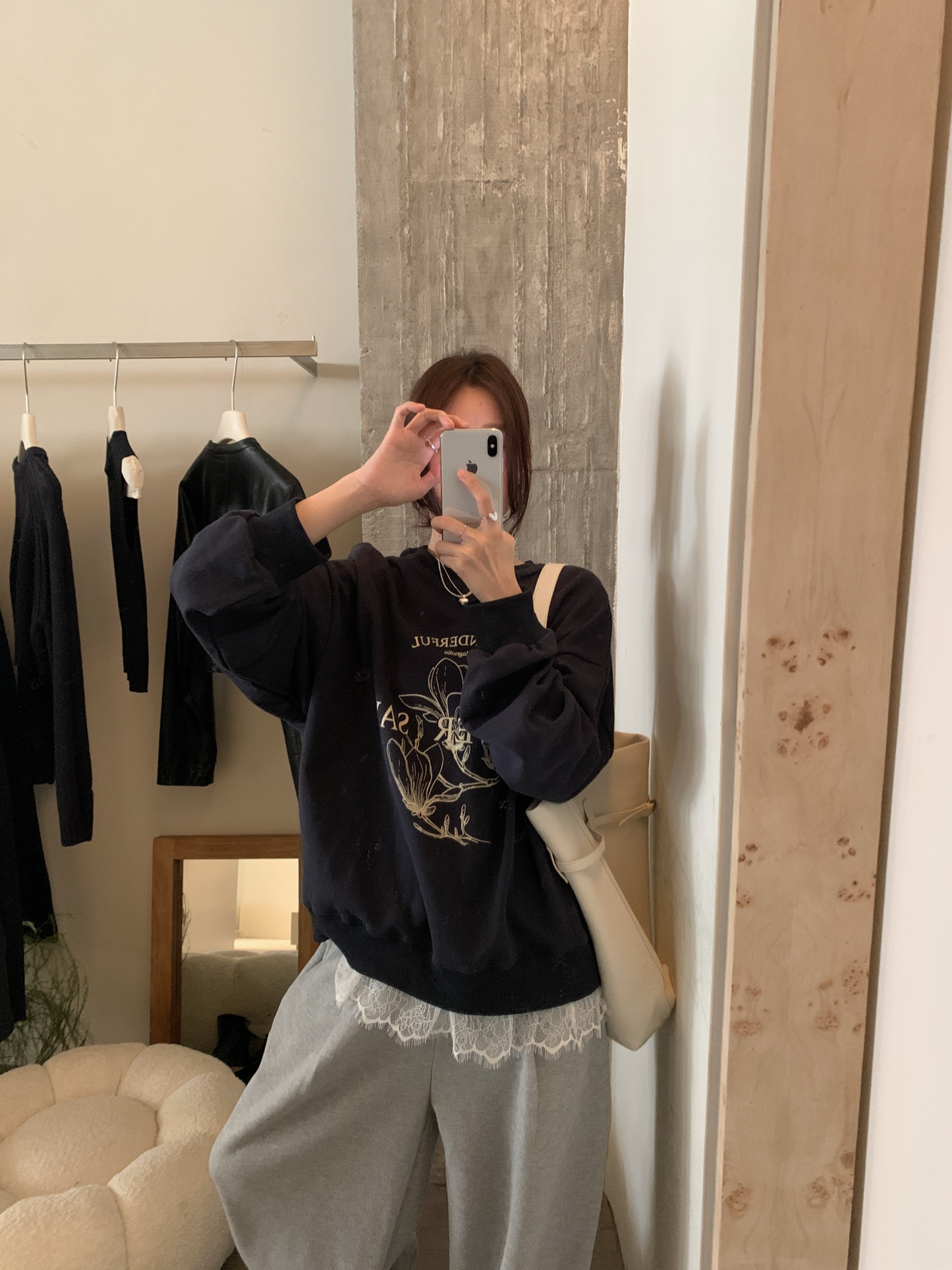 // 拼接lace腳花花圖案衛衣