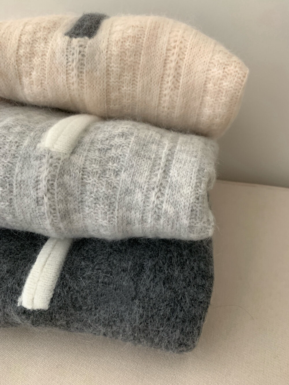 // 50%羊毛+10%兔絨軟糯撞色拉鍊polo NT